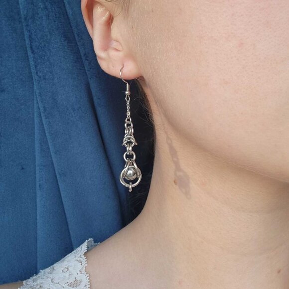 Vintage elegant long dangly silver chainmail earrings - Picture 7 of 7